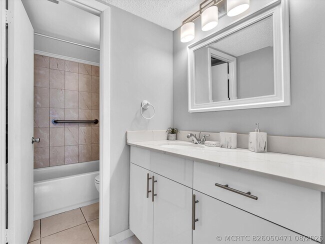 Building Photo - 1410 S Ocean Dr