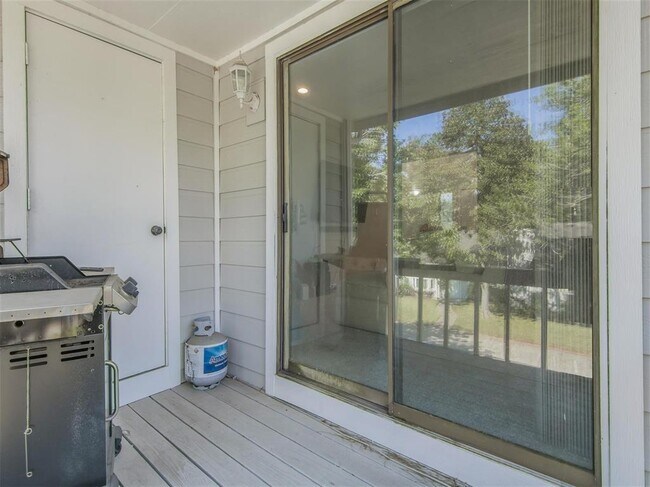 Building Photo - 19 Hideaway Dr