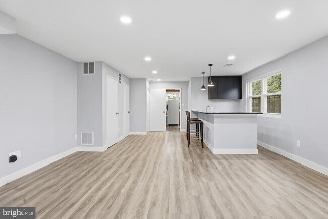 Building Photo - 6616 Beverly Ave