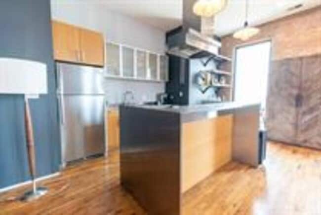 Building Photo - 3000 S Archer Ave