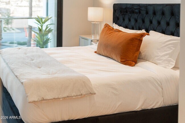 Building Photo - 6587 N Palmeraie Blvd