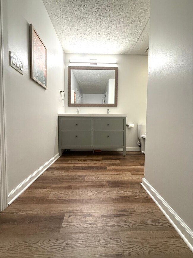 Building Photo - Renovated 3 bedroom 2 bath Ranch