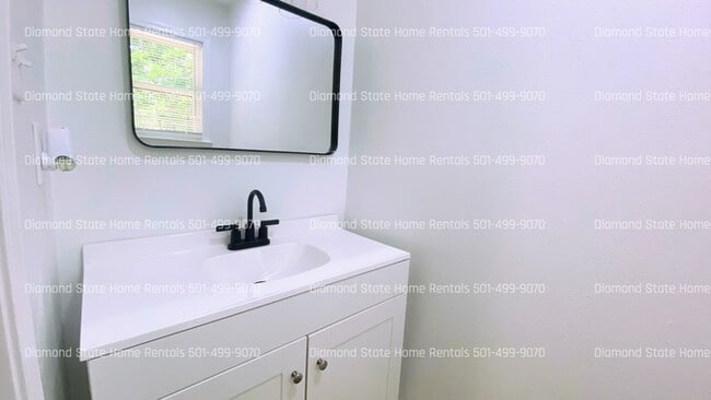 Building Photo - 428 N Oak St