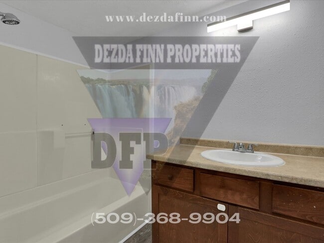 Building Photo - Charming 4-Bedroom Home with Modern Update...