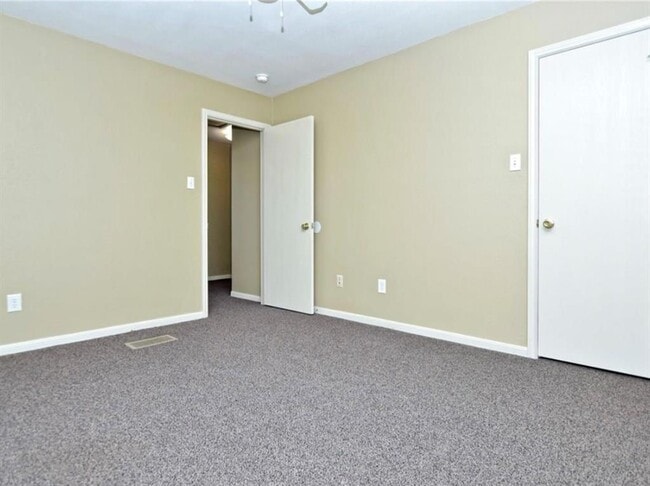 Building Photo - 554 E Cedar St