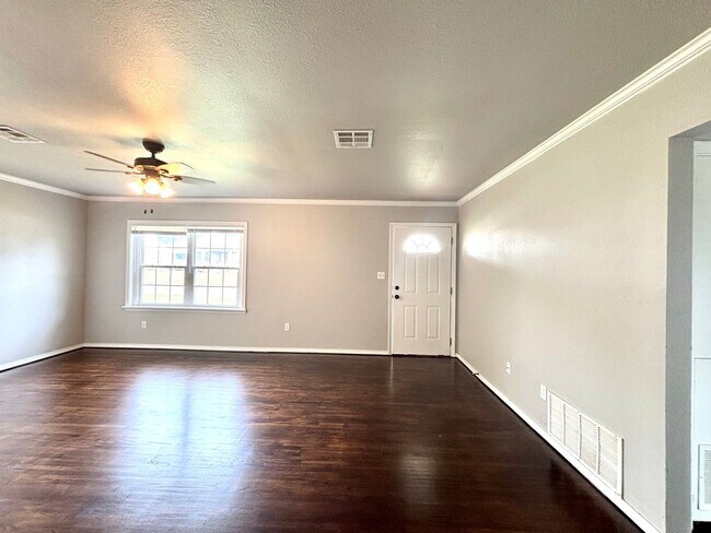 Building Photo - Newly Updated 2-bedroom, 1-bathroom Home