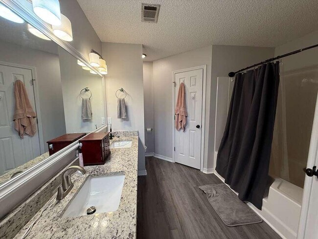 Building Photo - 2722 Shalimar Dr