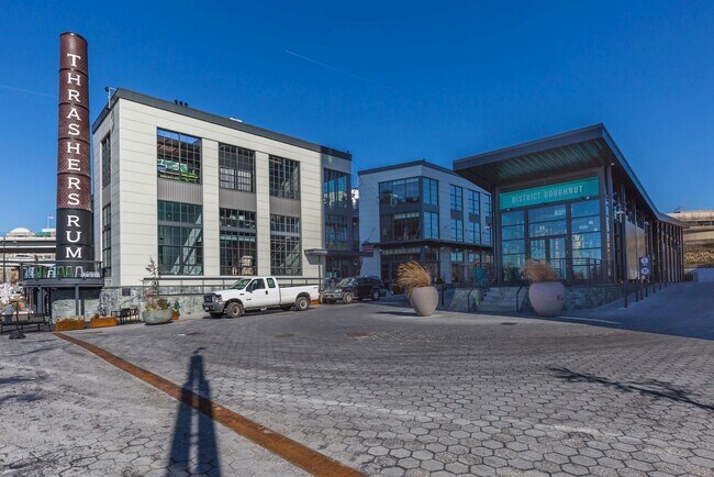 Building Photo - 1 bedroom 1 bathroom Condo in Navy Yard!