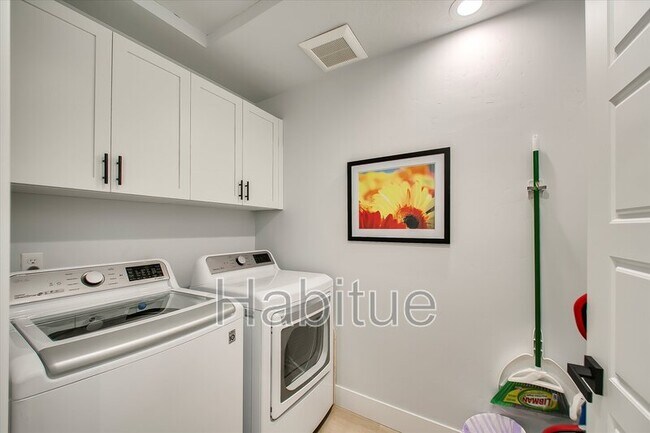 Building Photo - 2940 Davis St