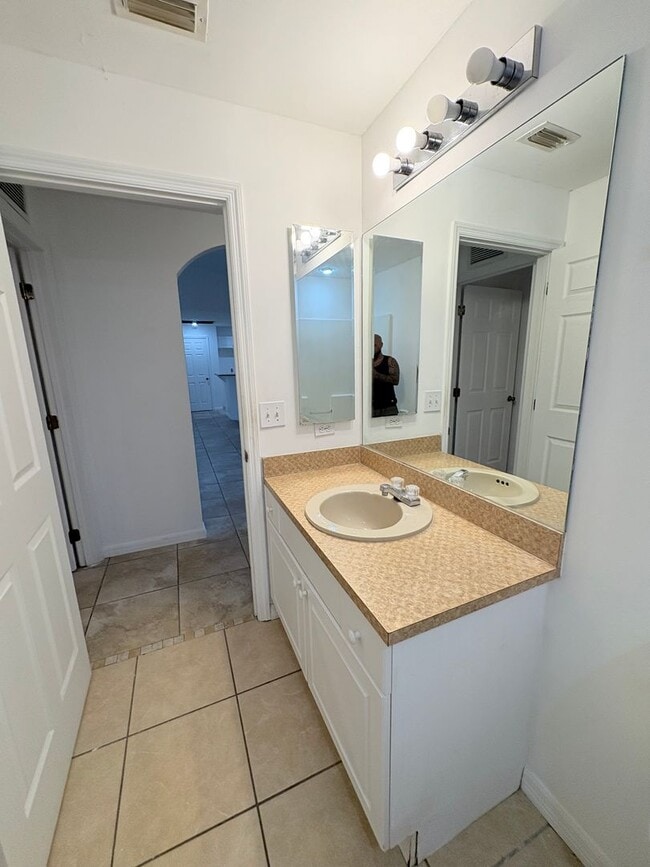 Building Photo - Charming Single-Family Home for Rent in Lehigh Acres