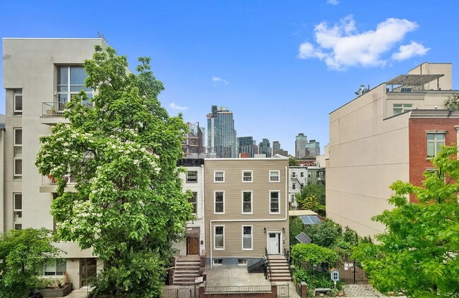 Building Photo - Comfortable Living in a Desirable Area