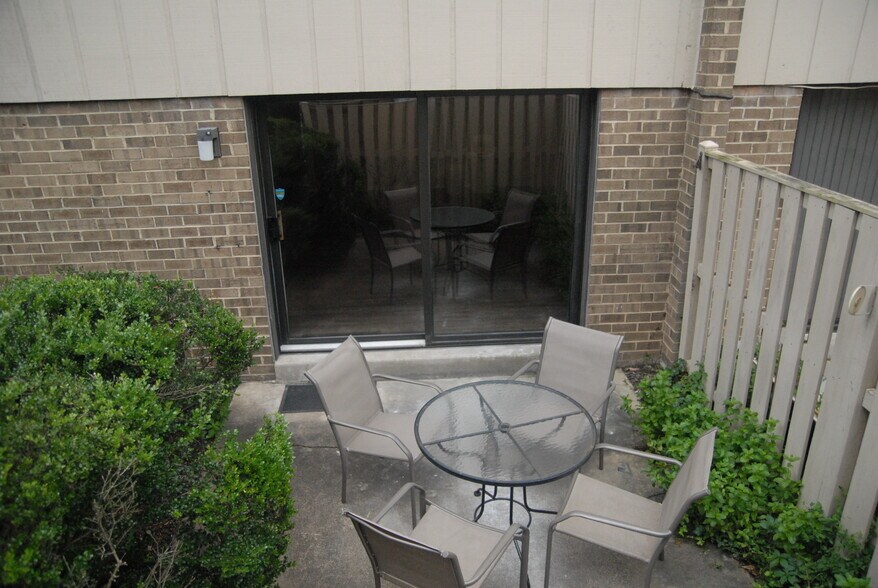 Building Photo - 2438 Glengyle Dr