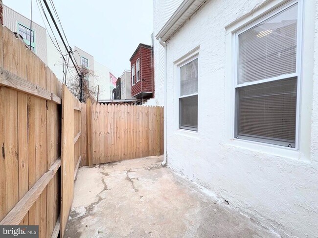 Building Photo - 319 E Lehigh Ave