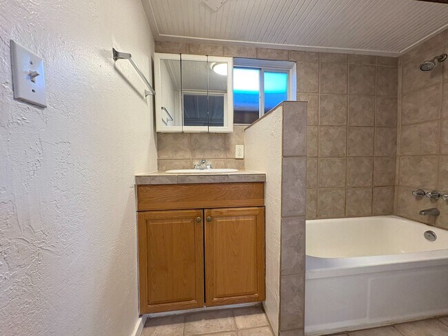 Building Photo - Charming 1BR Cottage with Private Patio