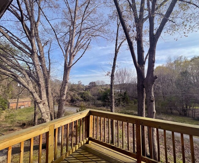 Building Photo - Charming 2 bedroom condo off of Jamestown Road! AVAILABLE July 2026!