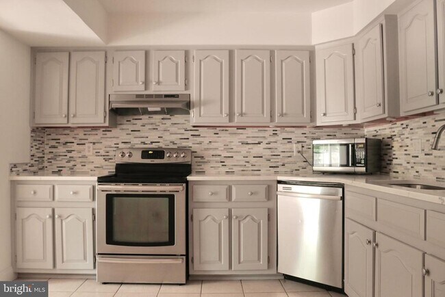 Building Photo - 102 Hazelwood Ln