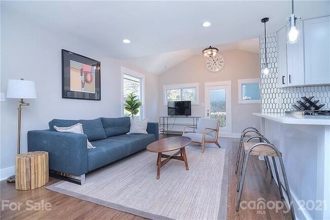 Building Photo - Remodeled 3 bed, 2 bath home in Plaza-Shamrock!