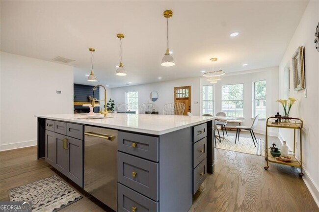 Building Photo - 2749 Memorial Dr SE