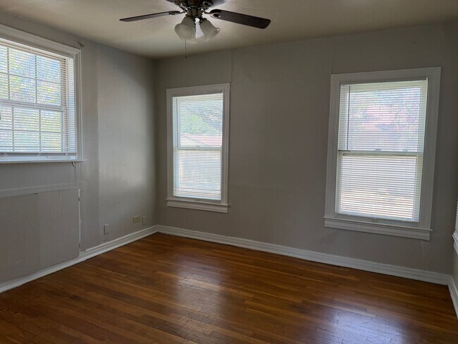 Building Photo - Lovely 1-Bedroom in Mahncke Park