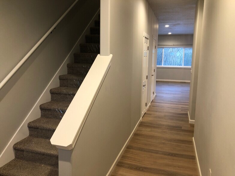 Building Photo - 1358 SW Center St