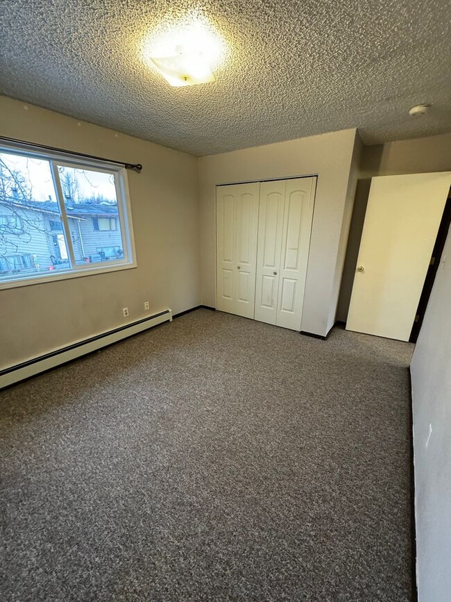 Building Photo - Top floor unit in convenient location