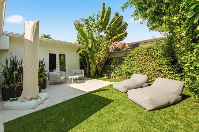 Building Photo - 725 W 51st St