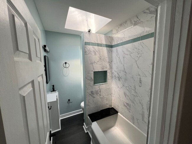 Building Photo - Charming 3 bedroom, 1 bathroom home locate...