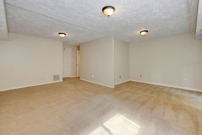 Building Photo - 3 Bed 2.5 Bath - Gaithersburg Townhouse - Finished Basement