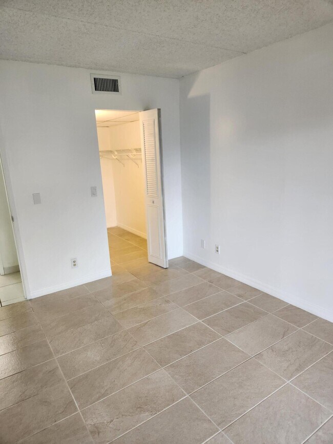 Building Photo - 600 Village Green Ct