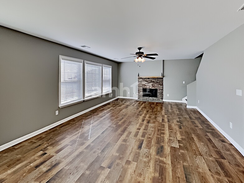 Building Photo - 2412 Newberry Ln
