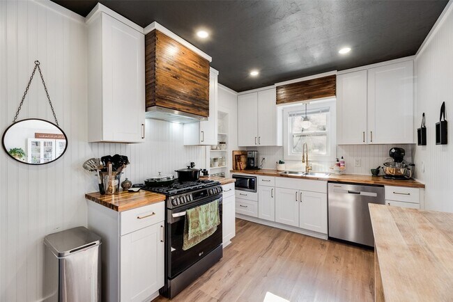 Building Photo - 2216 W Lotus Ave