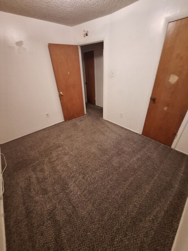 Building Photo - Cute 3 bedroom