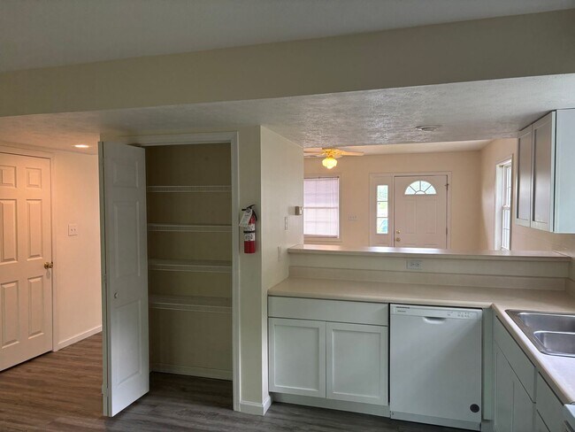 Building Photo - Townhome: 3 Bedroom 2.5 bath