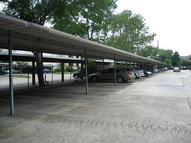 Building Photo - 2025 Augusta Dr