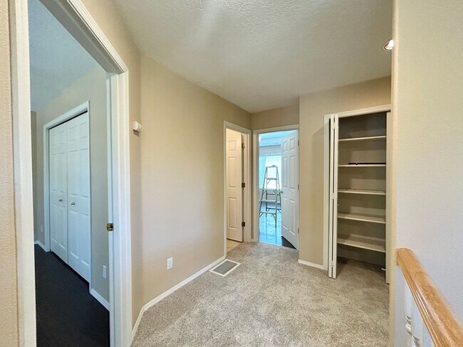 Building Photo - Spacious 4 Bed, 2.5 Bath House