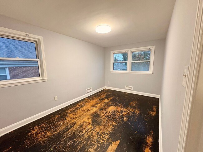 Building Photo - Spacious Townhome with Updated Kitchen & P...