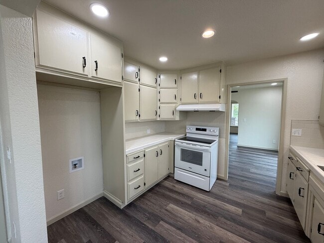 Building Photo - Newly remodeled country home!