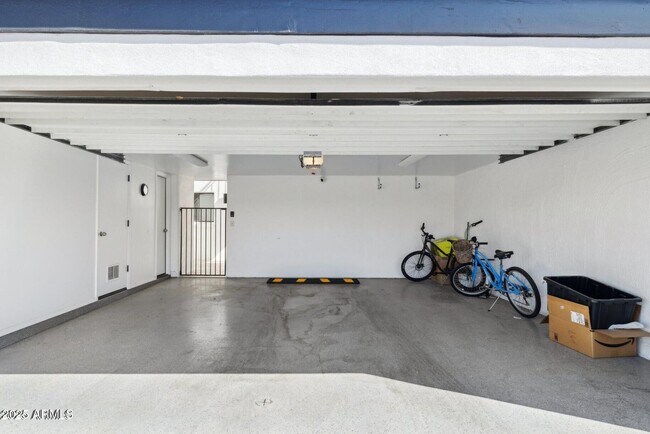 Building Photo - 7694 E Minnezona Ave
