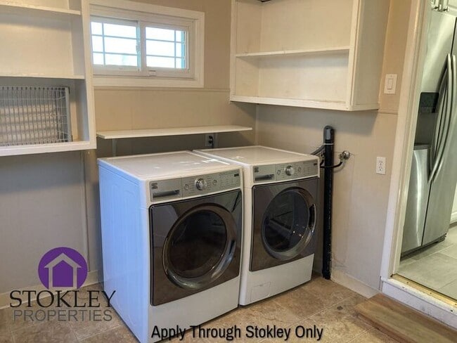 Building Photo - 2438 Upland Dr