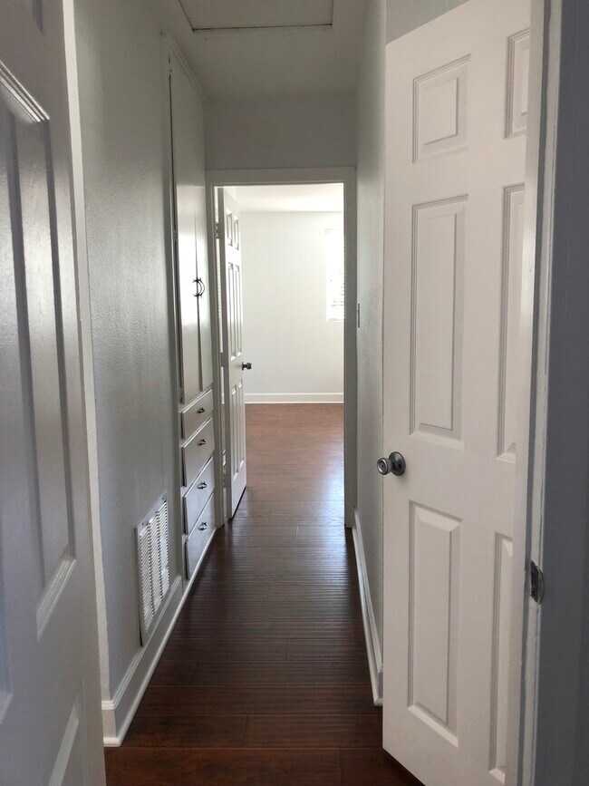 Building Photo - 14331 Cedarwood St