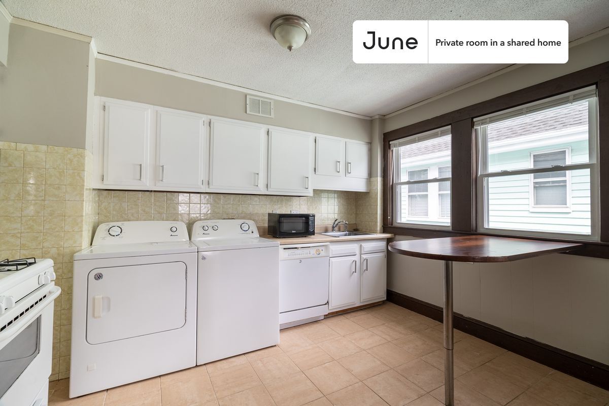 Building Photo - Room in Shared 4 bed/1 bath home