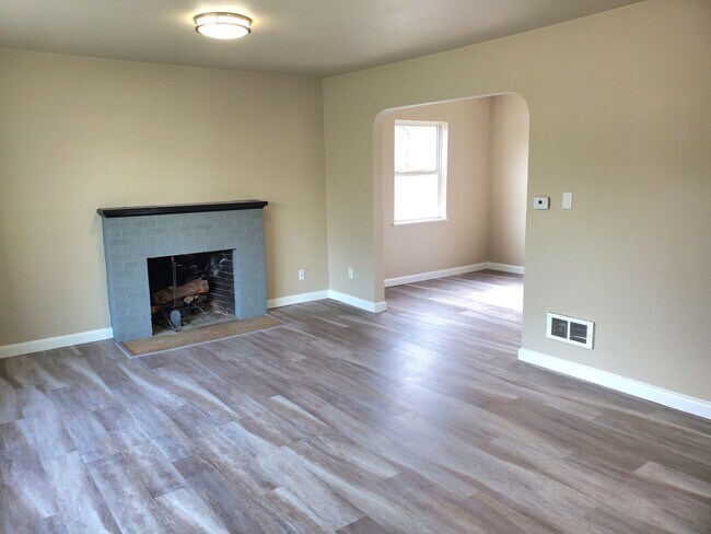 Building Photo - Classic Craftsman Home Available