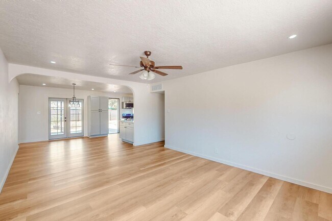 Building Photo - 2227 Inez Dr NE