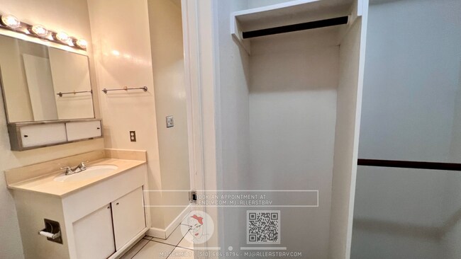 Building Photo - Bright Studio with courtyard view, include...