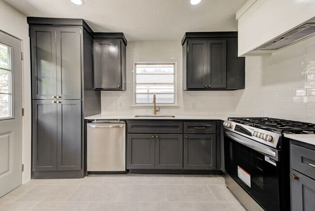 Building Photo - Fully Renovated 4 Bed, 2 Bath Near Campus!