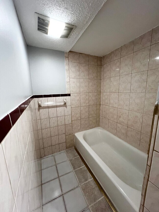 Building Photo - 204 S Main St