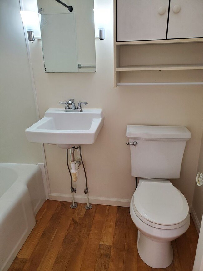 Building Photo - Private loft apartment over barber shop ne...