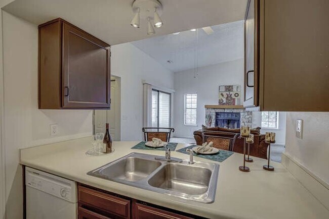 Building Photo - 1 Bedroom 1 Bathroom Beautifully Updated Washer/Dryer In Unit