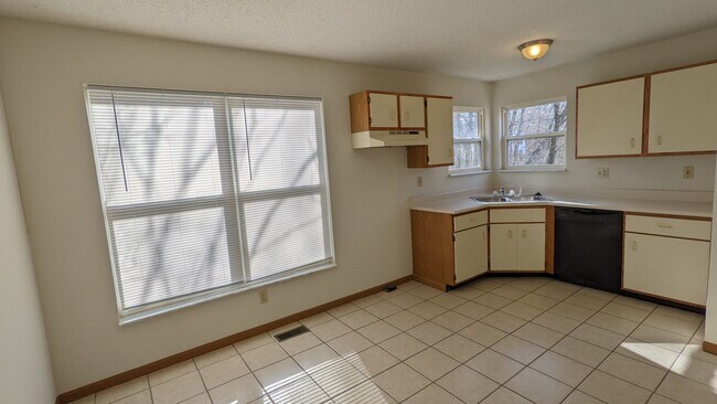 Building Photo - 4 Bedroom 1.5 bath house for rent