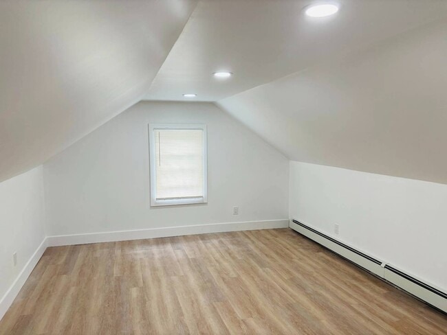 Building Photo - 72 Singworth St